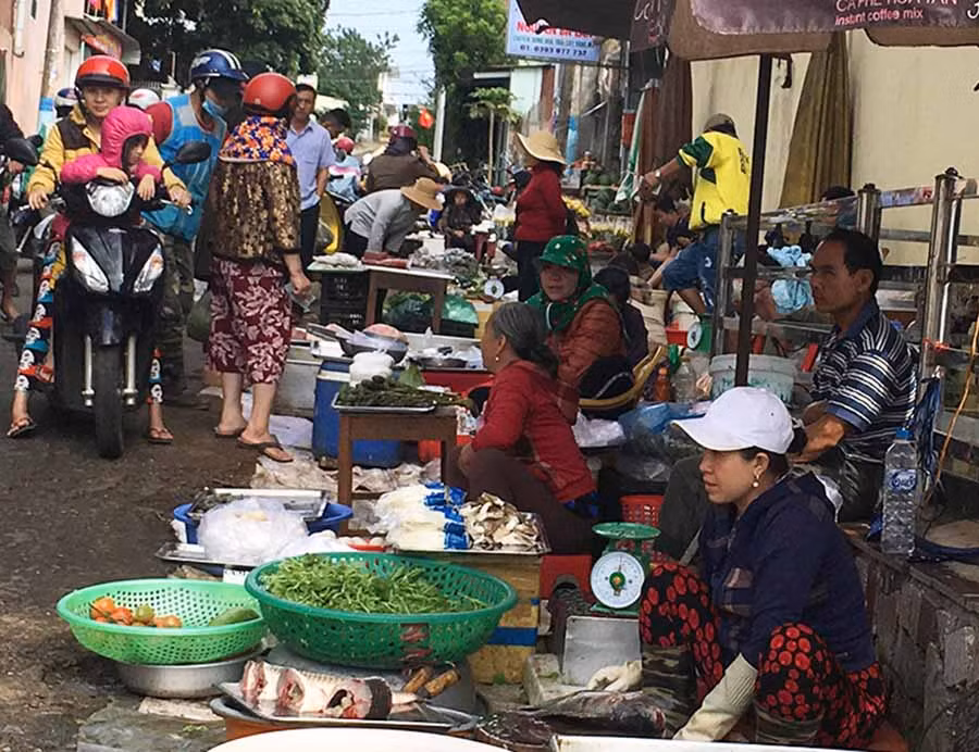  Thịt bò, hải sản vẫn còn giữ giá cao như ngày Tết. Ảnh: V.T