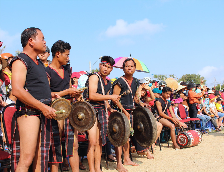 Hòa tấu cồng chiêng cho màn biểu diễn lân-sư-rồng. Ảnh: Hồng Thi
