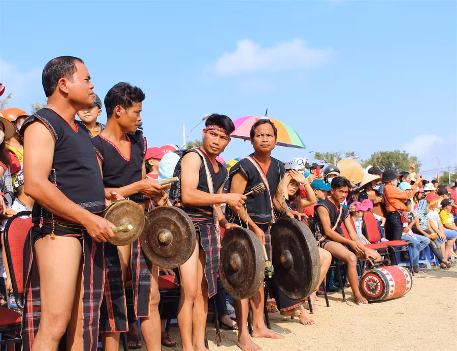 Hòa tấu cồng chiêng cho màn biểu diễn lân-sư-rồng. Ảnh: Hồng Thi Hòa tấu cồng chiêng cho màn biểu diễn lân-sư-rồng. Ảnh: Hồng Thi