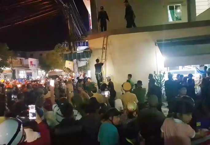 Người dân tập trung theo dõi Năm thực hiện lại vụ đột nhập trộm vàng ở huyện Thăng Bình, tỉnh Quảng Nam