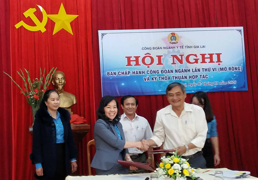 Bà Nguyễn Thị Ánh Xuân-Chủ tịch Công đoàn ngành Y tế Gia Lai và ông Đặng Ngọc Thông- Phó Tổng Giám đốc Công ty cổ phần Xuất nhập khẩu Y tế Gia Lai ký kết thỏa thuận. Ảnh: Như Nguyện Bà Nguyễn Thị Ánh Xuân- Chủ tịch công đoàn ngành Y tế Gia Lai và ông Nguyễn Phúc Linh- Tổng Giám đốc Công ty cổ phần xuất nhập khẩu Y tế Gia Lai ký kết thỏa thuận. Ảnh: Như Nguyện