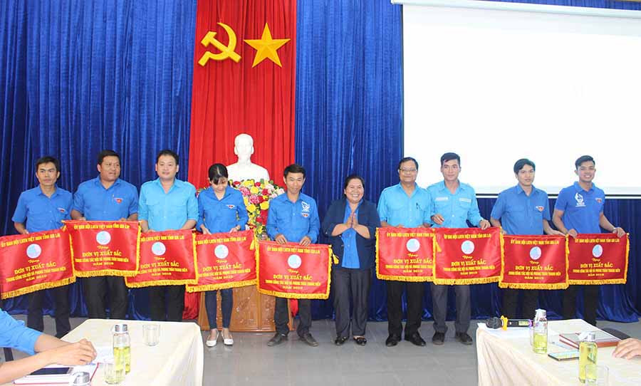Các tập thể được nhận cờ thi đua của Ủy ban Hội LHTN Việt Nam tỉnh. Ảnh: Phan Lài