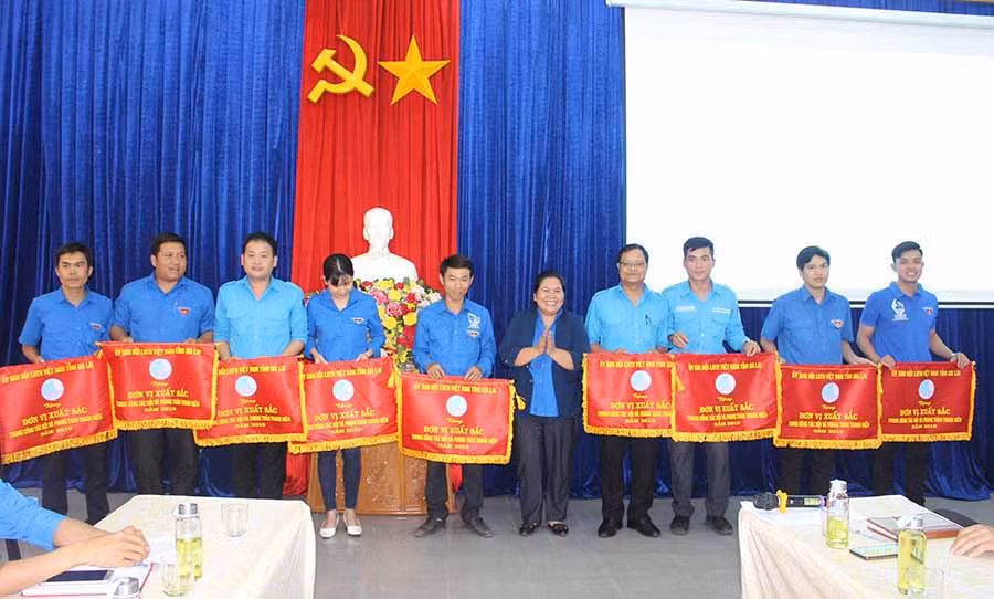 Các tập thể được nhận cờ thi đua của Ủy ban Hội LHTN Việt Nam tỉnh. Ảnh: Phan Lài