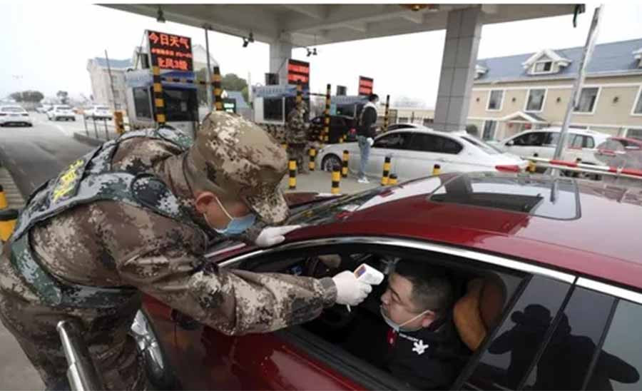 Kiểm tra thân nhiệt người dân ở Trung Quốc để phòng dịch bệnh viêm phổi cấp. Ảnh: South China Morning Post Kiểm tra thân nhiệt người dân ở Trung Quốc để phòng dịch bệnh viêm phổi cấp. Ảnh: South China Morning Post