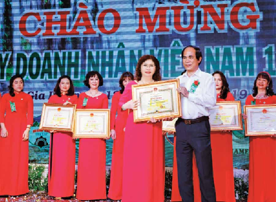  Chủ tịch UBND tỉnh Võ Ngọc Thành trao bằng khen cho Doanh nghiệp tư nhân vàng Mỹ Oanh nhân Ngày Doanh nhân Việt Nam năm 2019. 