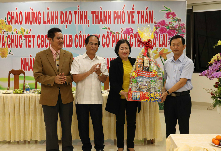 Lãnh đạo tỉnh tặng quà chúc Tết cho tập thể cán bộ, công nhân, người lao động của Công ty. Ảnh: Ngọc Sang