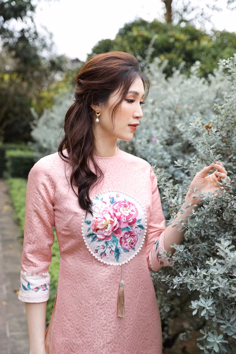 Phí Thuỳ Linh cho biết, cô vẫn luôn ước ao có thêm một nàng công chúa để được làm điệu cho con. Đặc biệt vào ngày Tết, cô muốn cùng con gái mặc áo dài 