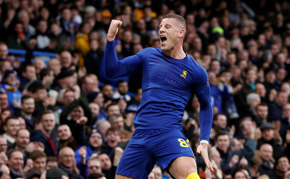  Ross Barkley ăn mừng bàn nâng tỉ số lên 2-0 cho Chelsea - Ảnh: REUTERS