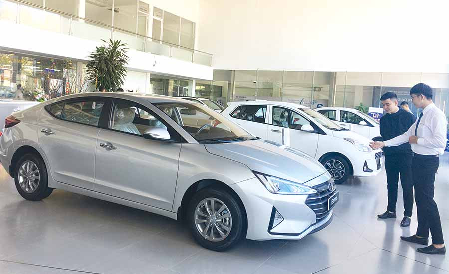  Nhân viên của Hyundai Gia Lai tư vấn xe cho khách hàng. Ảnh: V.T