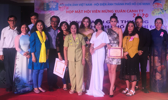 Các diễn viên, đạo diễn, đoàn làm phim nhận giải thưởng Hội Điện ảnh TP.HCM năm 2019 - Ảnh: MAI THỤY