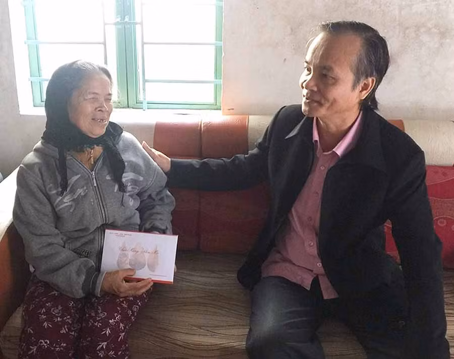  Chủ tịch UBND thị xã An Khê Nguyễn Hùng Vỹ (bìa phải) thăm, chúc Tết một gia đình chính sách. Ảnh: N.M