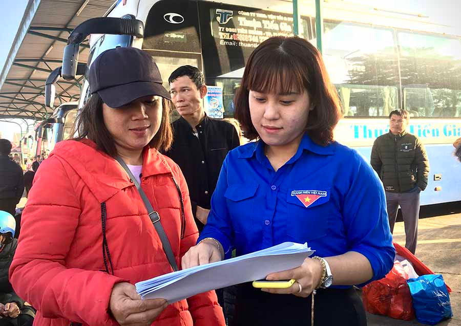  Đoàn viên chi đoàn Sở Giao thông-Vận tải hướng dẫn hành khách làm thủ tục lên “Chuyến xe nghĩa tình”. Ảnh: L.H