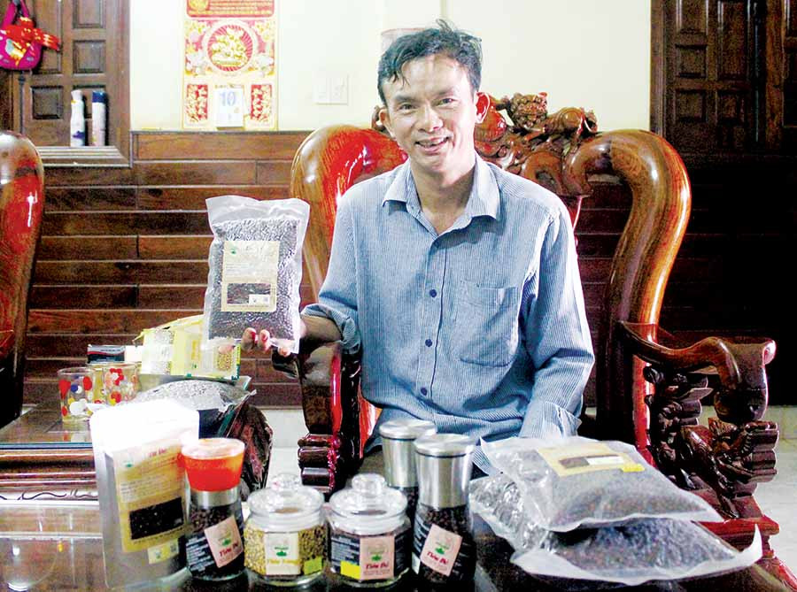 Anh Trần Quang Sơn bên sản phẩm tiêu đỏ Trần Sơn. Ảnh: S.C