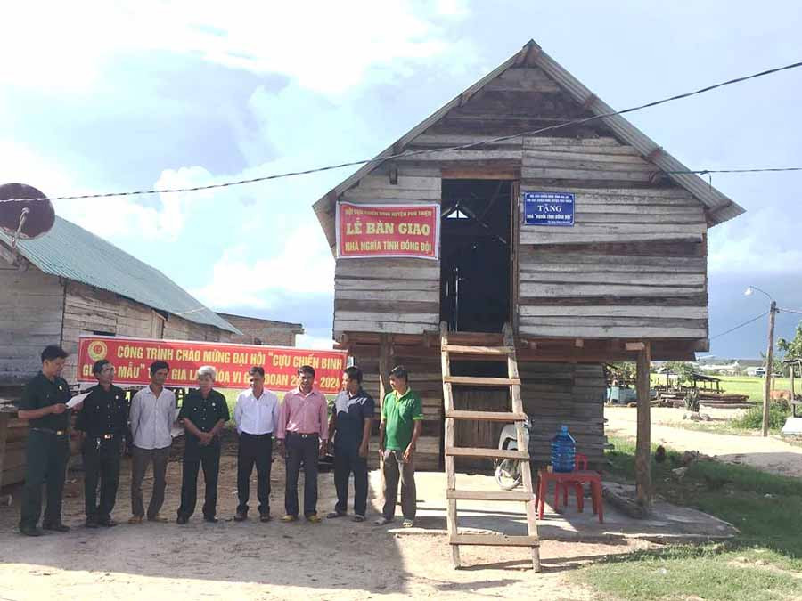  Hội CCB huyện Phú Thiện trao nhà cho hội viên Ksor Khuyên (xã Ia Piar). Ảnh: N.H