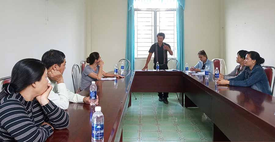  Phòng Tài nguyên và Môi trường huyện Ia Grai làm việc với các hộ chăn nuôi và người dân xung quanh để tìm hướng giải quyết vấn đề. Ảnh: H.T