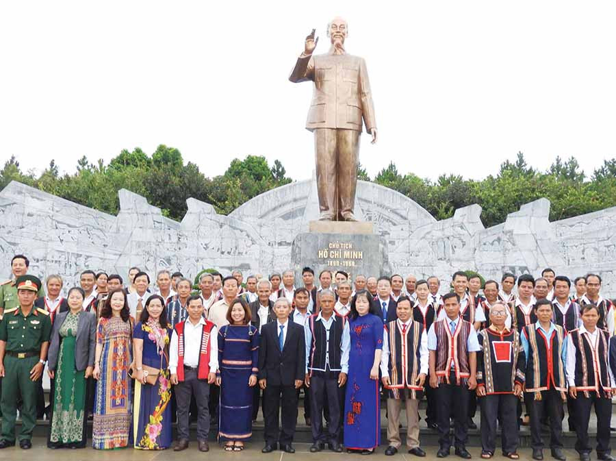  Đại biểu cán bộ và nhân dân TP. Pleiku chụp hình lưu niệm bên Tượng đài Bác Hồ với các dân tộc Tây Nguyên tại Quảng trường đại đoàn kết. Ảnh: Thanh Nhật