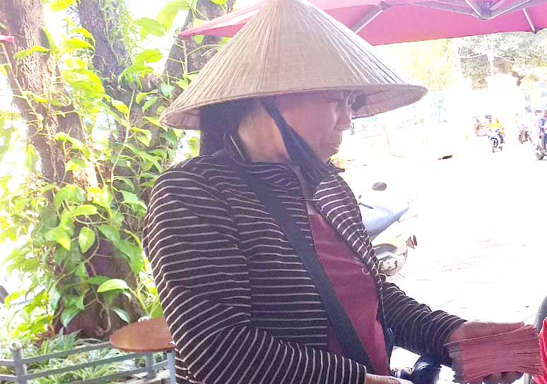 2 năm nay bà Hạnh đều đón Tết xa quê để tranh thủ bán thêm vé số. Ảnh: Anh Huy 