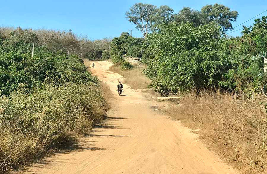  Đoạn đường đất từ trung tâm xã vào Đồn Biên phòng Ia Nan. Ảnh: B.H