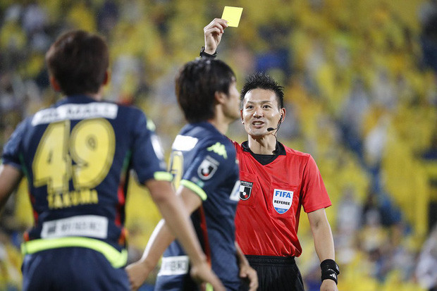 Trọng tài Ryuji Sato từng bắt chính ở V-League 2014, giải đấu đầu tiên mà VPF mời trọng tài ngoại đến 