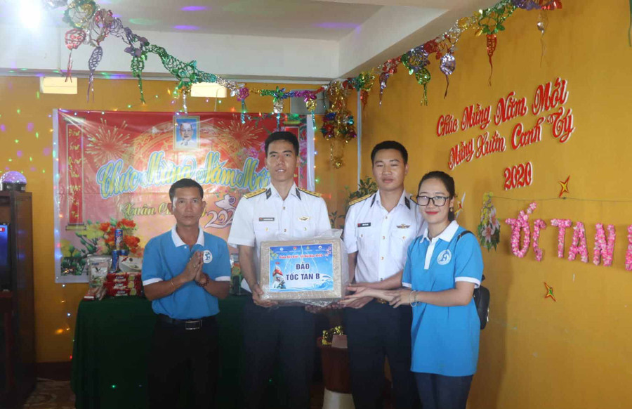 Câu lạc bộ Tuổi trẻ vì biển đảo quê hương tặng quà cho cán bộ, chiến sĩ trên đảo. Ảnh: Nguyễn Diệp