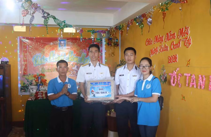 Câu lạc bộ Tuổi trẻ vì biển đảo quê hương tặng quà cho cán bộ, chiến sĩ trên đảo. Ảnh: Nguyễn Diệp