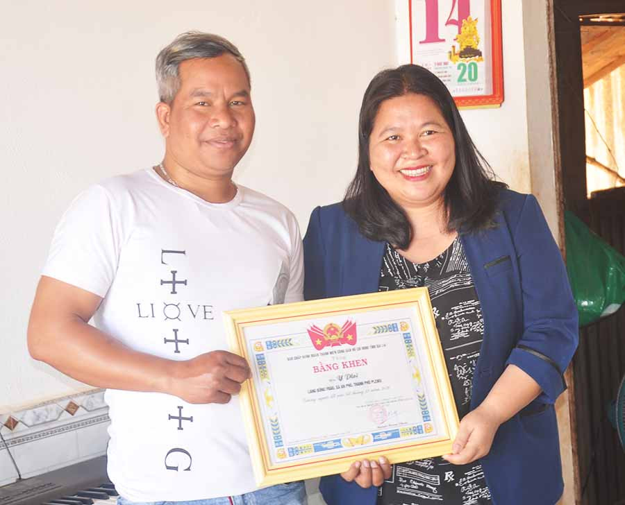 Chị Hà Thị Giang Thảo trao bằng khen cho anh Y Ploi. Ảnh: Thiên Di Chị Hà Thị Giang Thảo trao bằng khen cho anh Y Ploi. Ảnh: Thiên Di