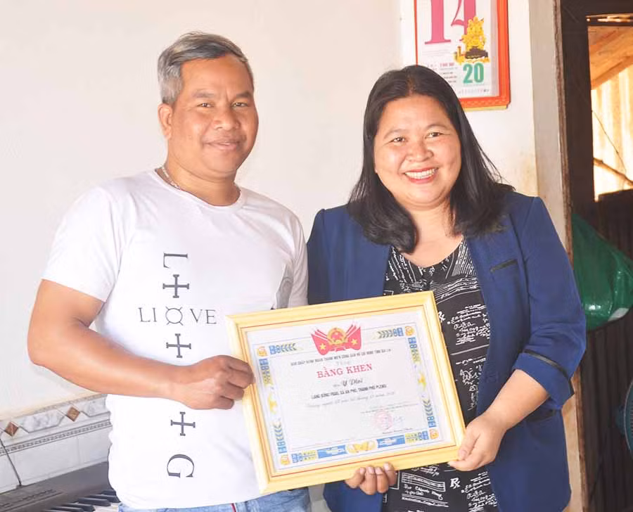  Chị Hà Thị Giang Thảo trao bằng khen cho anh Y Ploi. Ảnh: Thiên Di