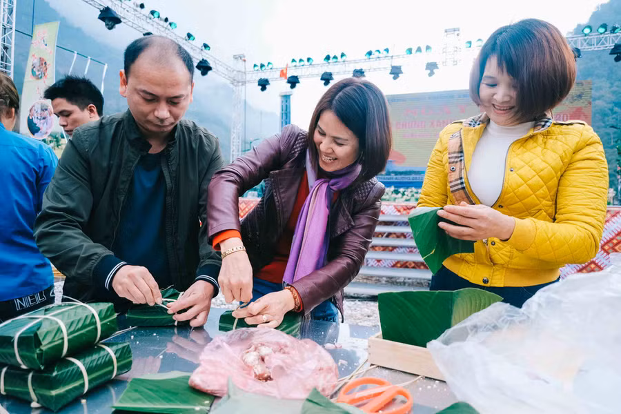  Các thầy cô Trường THPT Việt Lâm (Vị Xuyên, Hà Giang) hào hứng tham gia cuộc thi gói bánh chưng - Ảnh: MAI THƯƠNG
