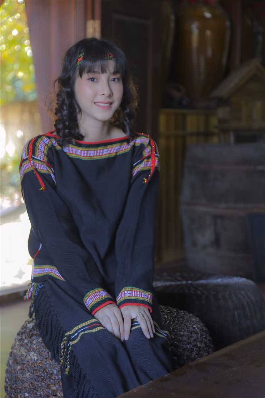 Nguyễn Thị Hồng là nữ sinh trường THPT Buôn Ma Thuột (Đắk Lắk). Vừa qua, được sự giới thiệu của người quen, Hồng Nhung đến khu du lịch cộng đồng Buôn Ako Dhong để được tìm hiểu về những nét văn hóa của người Ê Đê, trong đó có nghề dệt thổ cẩm.