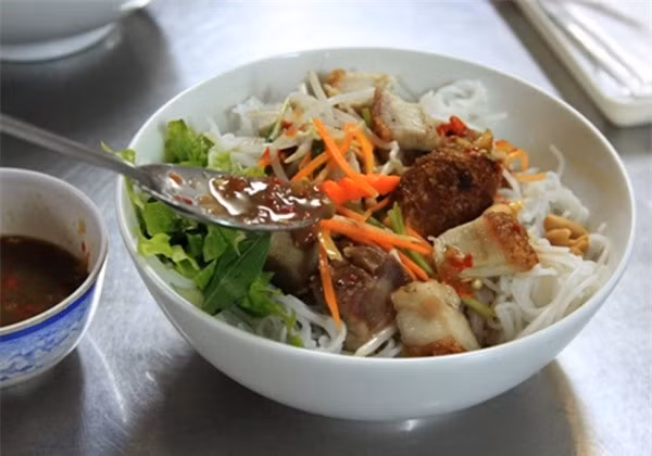  Bún mắm nêm đem đến hương vị ngon ngất ngây khi thưởng thức. Ảnh:banhtrangcuonthitheo.info