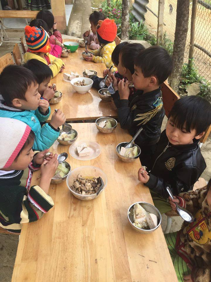 Trò nghèo được biết và thưởng thức các món ăn truyền thống ngày Tết. Ảnh: NVCC Trò nghèo được biết và thưởng thức các món ăn truyền thống ngày Tết. Ảnh: NVCC