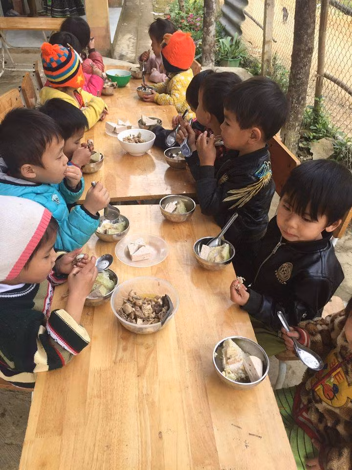 Trò nghèo được biết và thưởng thức các món ăn truyền thống ngày Tết. Ảnh: NVCC Trò nghèo được biết và thưởng thức các món ăn truyền thống ngày Tết. Ảnh: NVCC