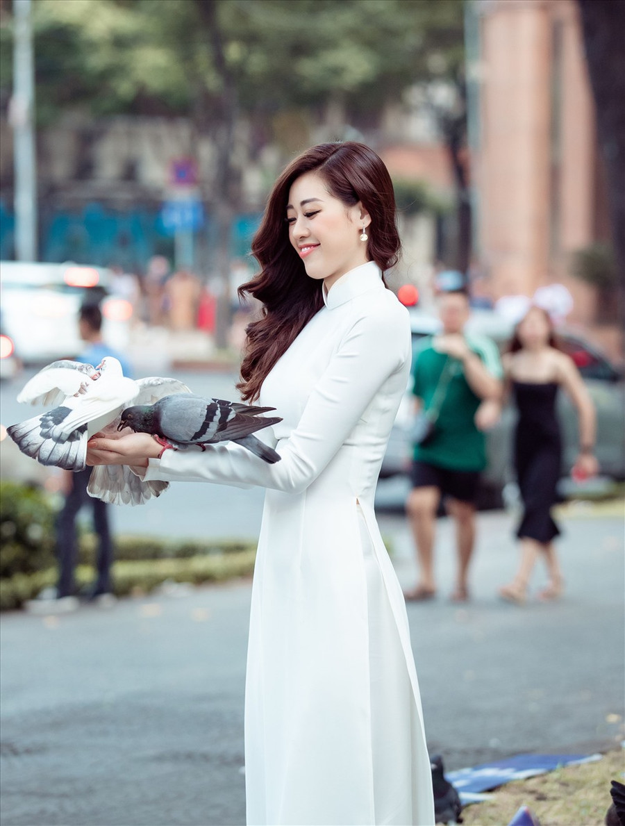  Sinh ra và lớn lên ở Thành phố Hồ Chí Minh, mọi ngõ ngách, con hẻm trong thành phố đều là những địa chỉ quen thuộc với Khánh Vân. Cô đặc biệt thích đi dạo trên cung đường Lê Duẩn, nơi đi ngang Dinh Thống Nhất, công viên 30.4, nhà thờ Đức Bà… Ảnh: David Sắn.