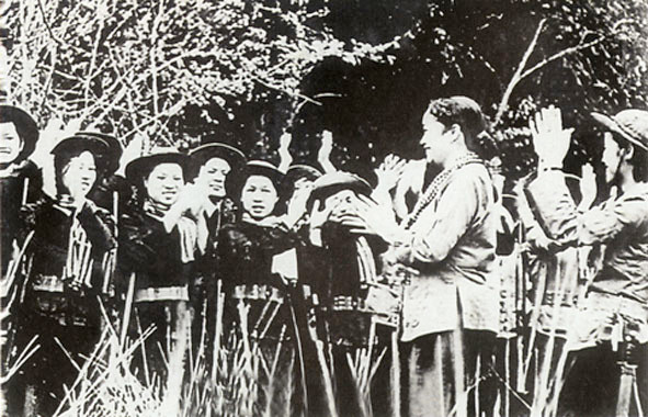  Nữ tướng Nguyễn Thị Định và “Đội quân tóc dài”.