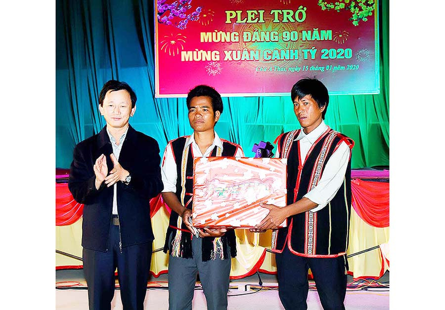  Bí thư Tỉnh ủy Dương Văn Trang (bìa trái) tặng quà cho cán bộ và nhân dân làng Trớ (xã Chư A Thai, huyện Phú Thiện). Ảnh: Đ.T