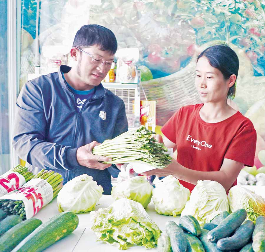 Người dân mua rau tại cửa hàng rau sạch của HTX Dịch vụ nông nghiệp An Bình. Ảnh: N.S