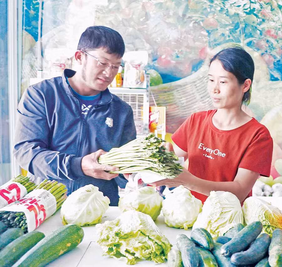 Người dân mua rau tại cửa hàng rau sạch của HTX Dịch vụ nông nghiệp An Bình. Ảnh: N.S