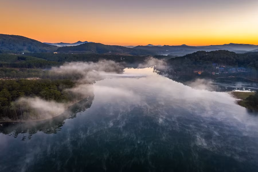  Mặt hồ huyền ảo - Ảnh: YIRU