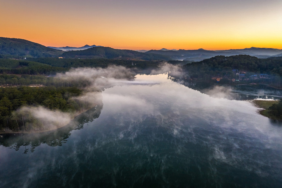 Mặt hồ huyền ảo - Ảnh: YIRU