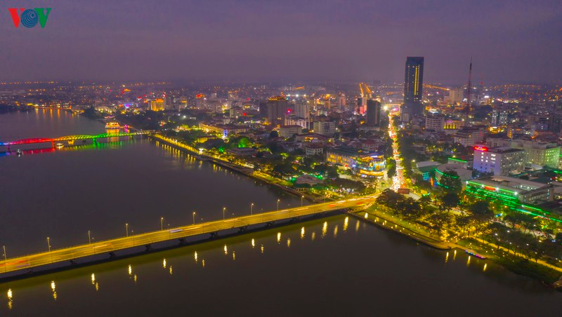 Đến Huế cùng dạo bước bên bờ sông Hương để ngắm nhìn vẻ đẹp của dòng sông và cảm nhận được sự bình yên của thành phố này.