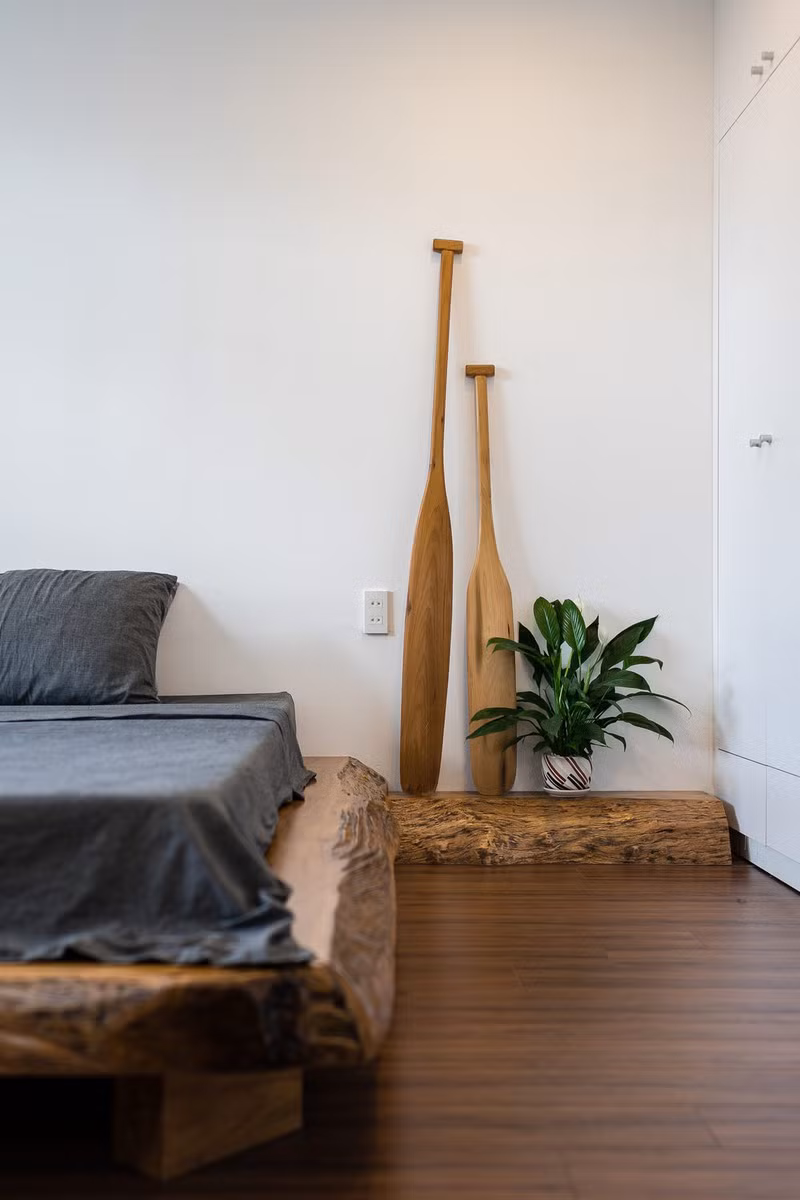 Vẫn là kiểu giường ngủ làm từ gỗ tự nhiên cộng thêm hai mái chèo khiến ta liên tưởng đến khung cảnh một còn thuyền trong rừng mưa nhiệt đới.