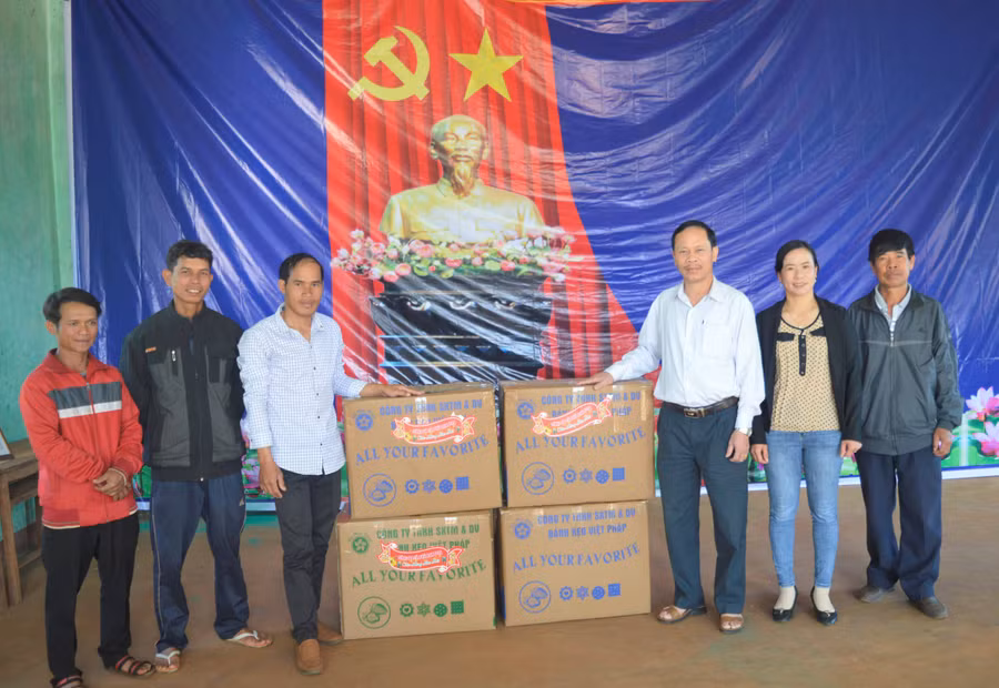 Ông Lê Ngọc Ánh (thứ ba từ phải qua)-Giám đốc Công ty cà phê Đak Đoa chúc Tết bà con làng Đê Thung, xã Đak Rong, huyện Đak Đoa. Ảnh: Đinh Yến