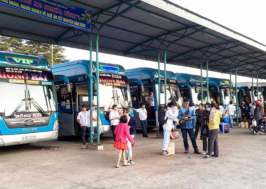  Hành khách đi TP. Hồ Chí Minh tập trung tại Bến xe Đức Long Gia Lai chiều mùng 6 Tết. Ảnh: L.H