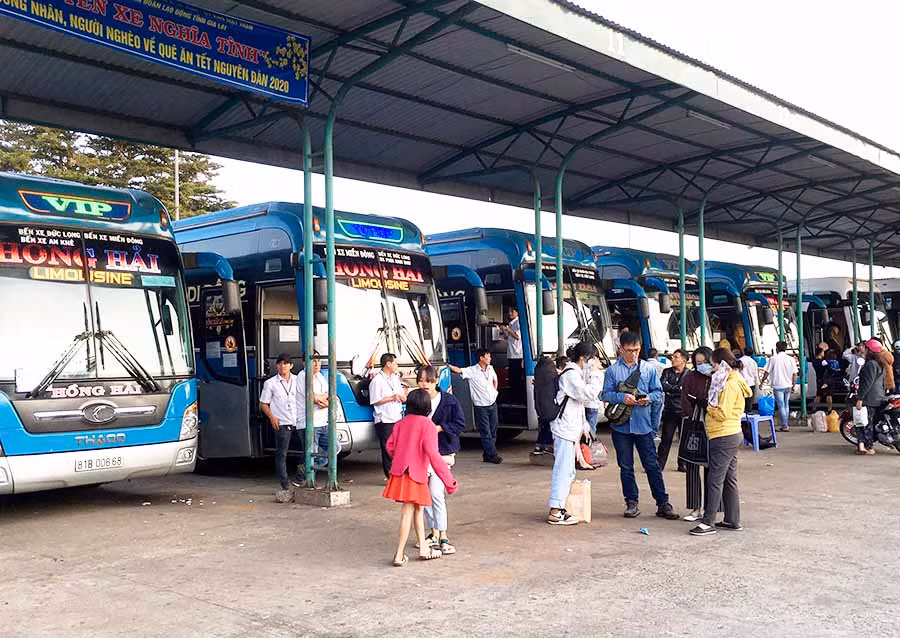  Hành khách đi TP. Hồ Chí Minh tập trung tại Bến xe Đức Long Gia Lai chiều mùng 6 Tết. Ảnh: L.H