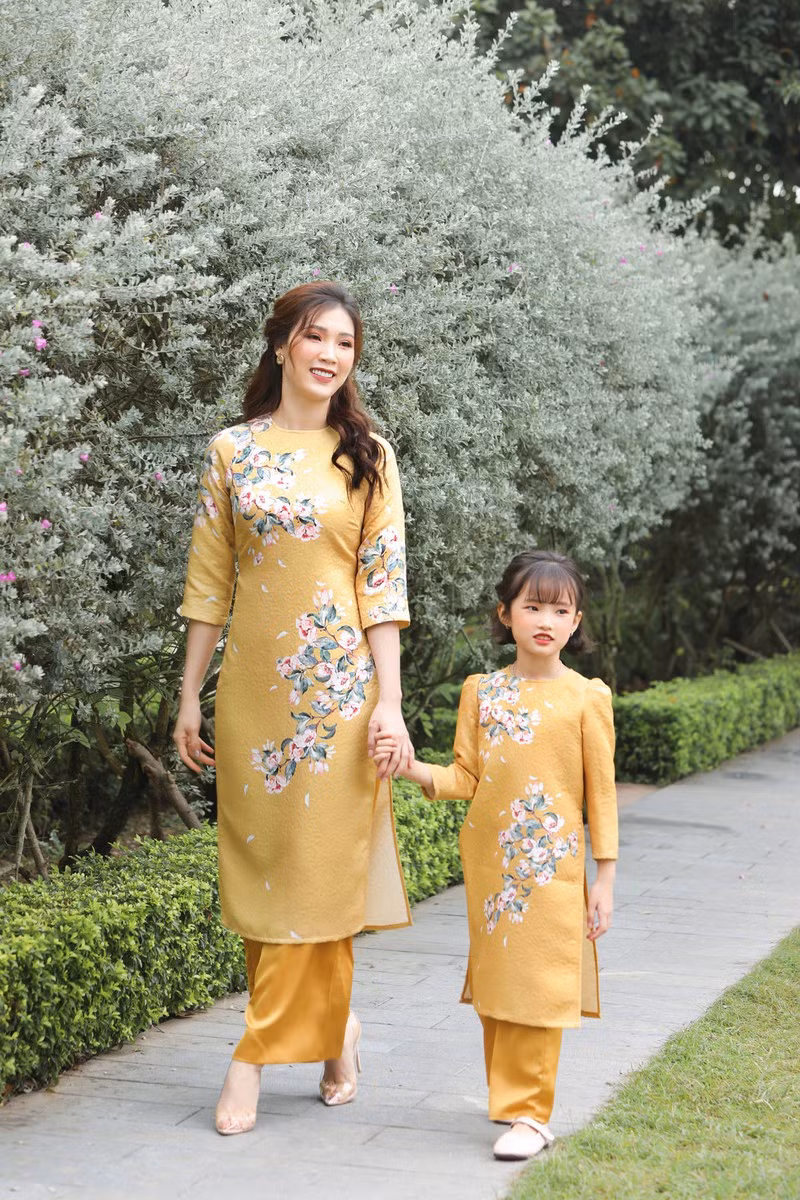 Từ khi có danh hiệu Hoa hậu, cô xuất hiện nhiều hơn trong các sự kiện của làng giải trí và thi thoảng nhận lời diễn thời trang