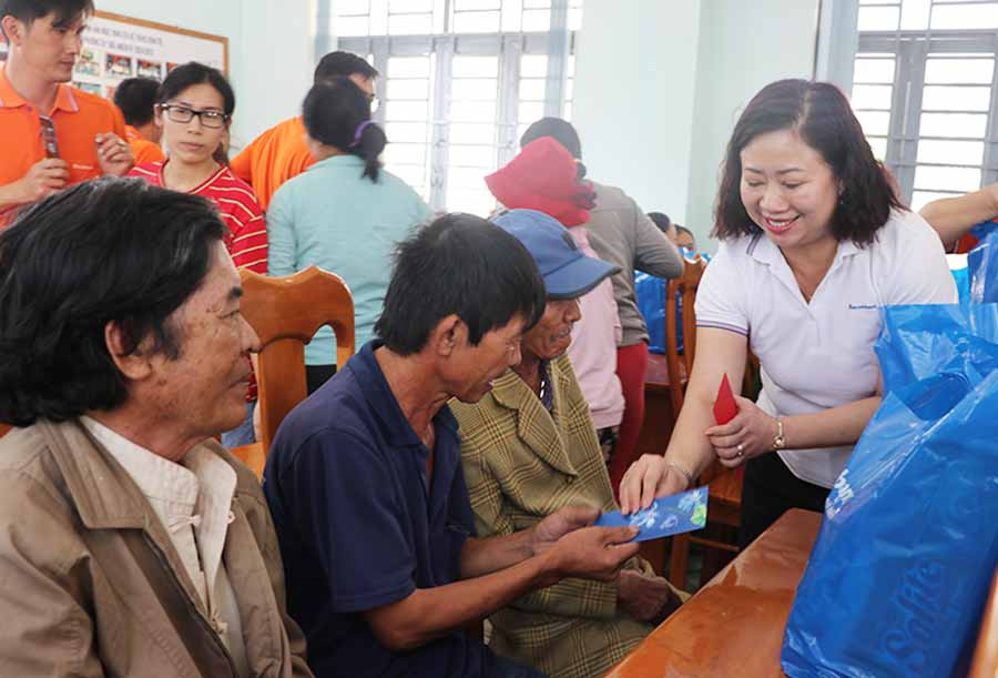  Sacombank-Chi nhánh Gia Lai tặng 100 suất quà cho hộ nghèo, hộ cận nghèo thuộc địa bàn phường An Phú và Tây Sơn, thị xã An Khê. Ảnh: N.M