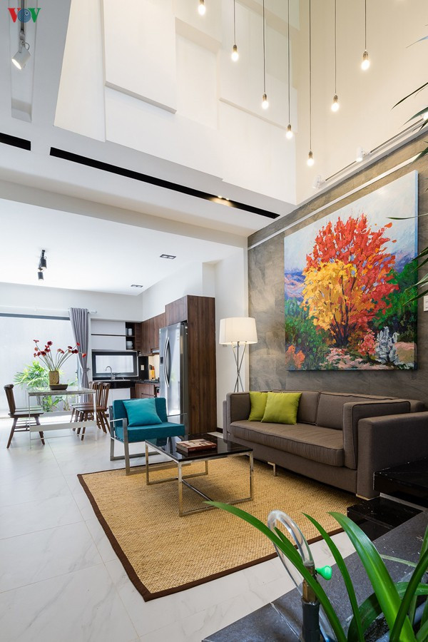 Phía trên phòng khách là một khoảng thông tầng làm cho không gian càng thoáng rộng. Phía trên phòng khách là một khoảng thông tầng làm cho không gian càng thoáng rộng.