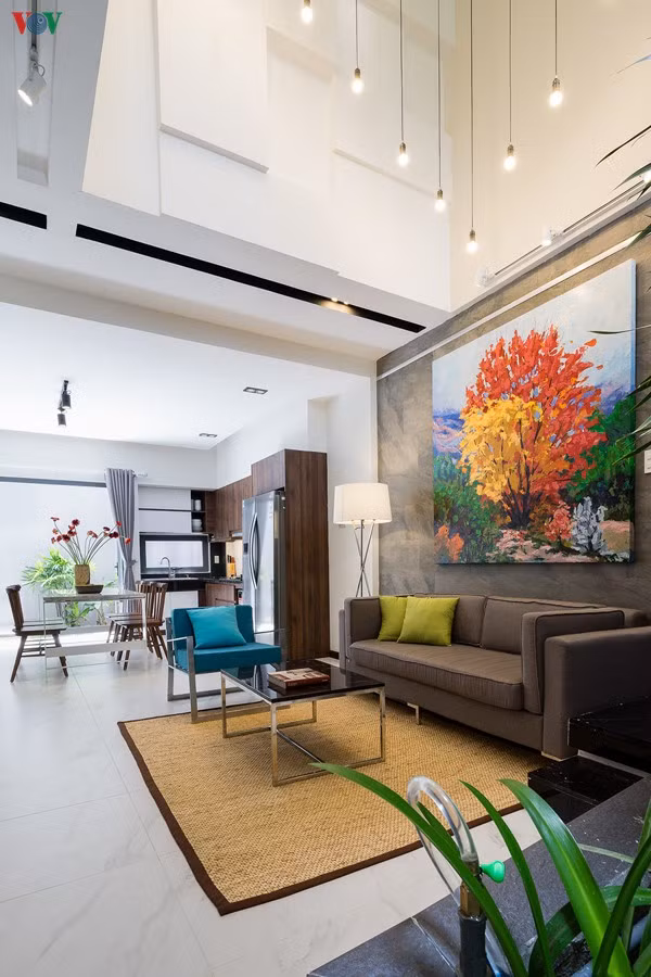  Phía trên phòng khách là một khoảng thông tầng làm cho không gian càng thoáng rộng.