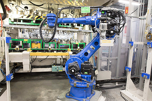 Cánh tay robot tự gắp các bộ phận lắp ghép trong nhà máy Daikin Việt Nam tại Hưng Yên. 