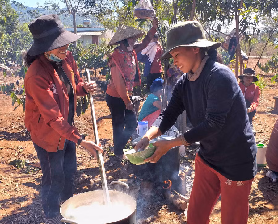 Chị em phụ nữ làng Đê Thung chế biến món ăn truyền thống đón Xuân. Ảnh: Đinh Yến Chị em phụ nữ làng Đê Thung chế biến món ăn truyền thống đón Xuân. Ảnh: Đinh Yến
